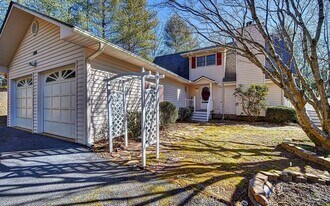 1896 Bell Eagle Dr in Hiawassee, GA - Building Photo