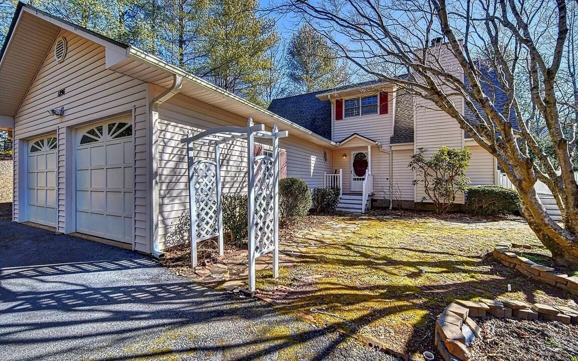 1896 Bell Eagle Dr in Hiawassee, GA - Building Photo