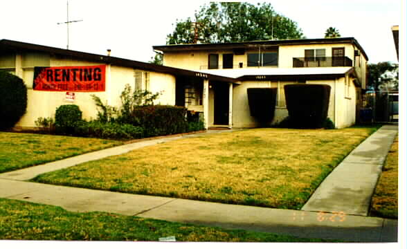 14245 Roscoe Blvd in Van Nuys, CA - Building Photo - Building Photo