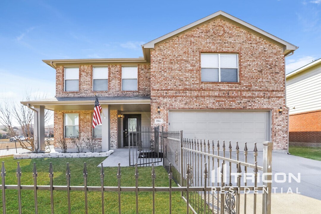 9901 Sparrow Hawk Ln in Fort Worth, TX - Building Photo