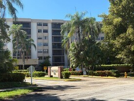 900 NE 195th St in Miami, FL - Building Photo