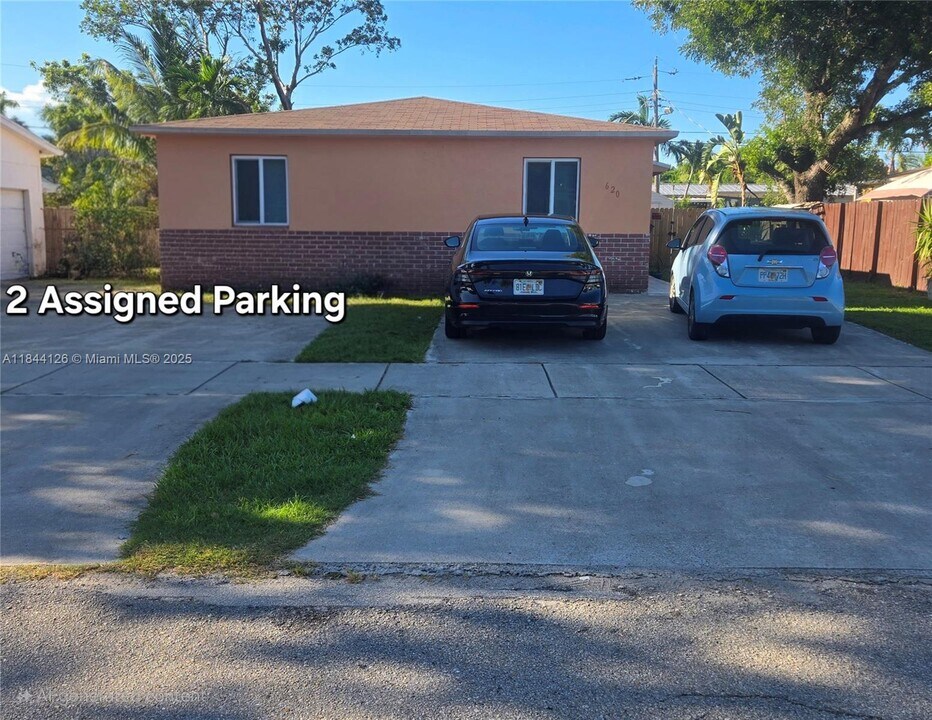 620 SW 4th Ct in Hallandale Beach, FL - Building Photo