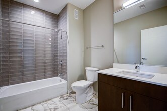 851 W Grand Ave in Chicago, IL - Building Photo - Building Photo