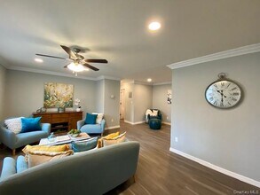 305 Brook Ave in Bay Shore, NY - Building Photo - Building Photo