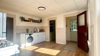 98 Maple St, Unit 3 in Easthampton, MA - Building Photo
