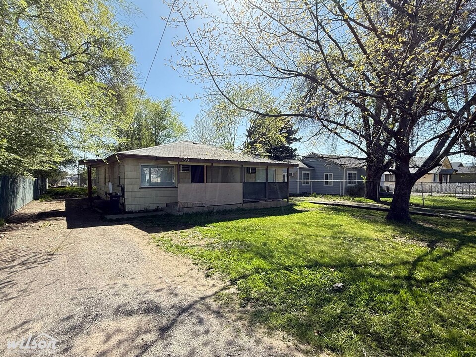 1513 S 10th Ave in Yakima, WA - Foto de edificio