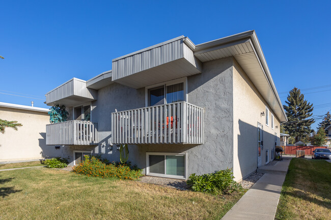 302 Southampton Dr SW in Calgary, AB - Building Photo - Building Photo
