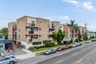 Laurel Canyon in Valley Village, CA - Foto de edificio - Primary Photo