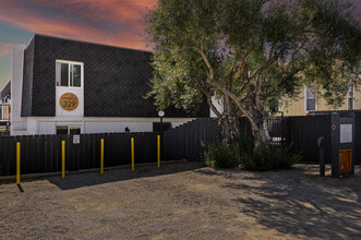 329 N Pico Ave in Fallbrook, CA - Foto de edificio - Building Photo