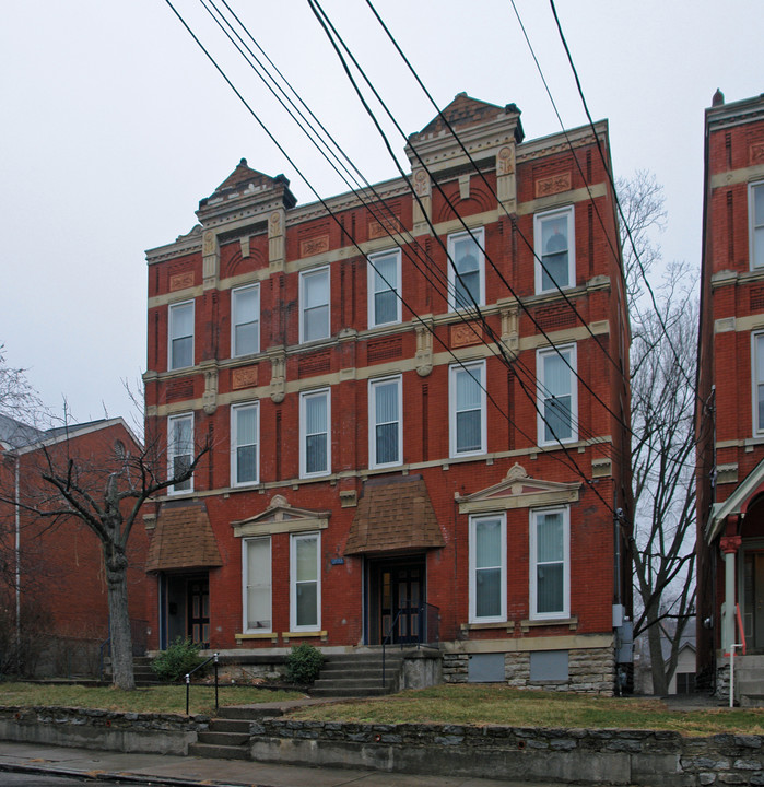 2122-2124 Sinton Ave in Cincinnati, OH - Building Photo