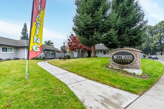 WESTWOOD VILLAGE in Manteca, CA - Foto de edificio - Building Photo