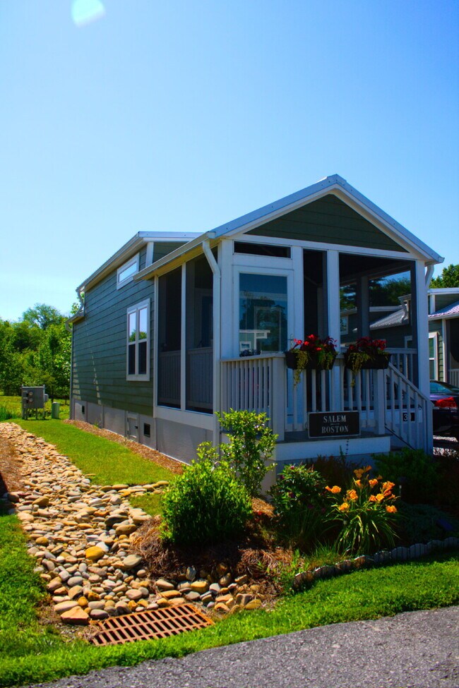 30 Strolling Easy Ln in Flat Rock, NC - Foto de edificio - Building Photo