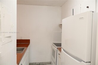 1225 NE 124th St in North Miami, FL - Building Photo - Building Photo