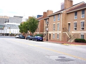 411 S Sharp St in Baltimore, MD - Building Photo - Building Photo