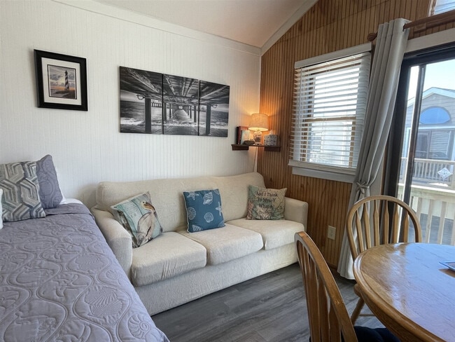 56821 North Carolina Hwy 12 in Hatteras, NC - Foto de edificio - Building Photo