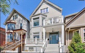 1040 W Newport Ave in Chicago, IL - Building Photo