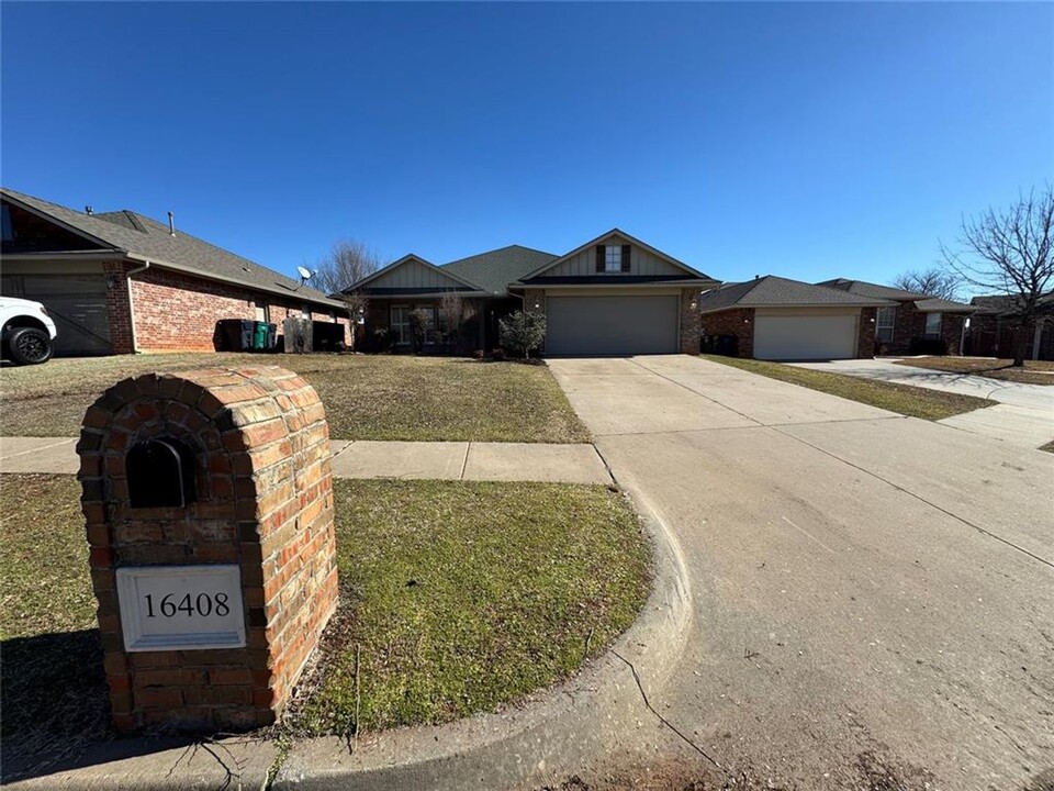 16408 Village Common Dr in Edmond, OK - Building Photo