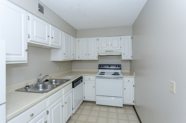 University Heights Apartments in Topeka, KS - Building Photo - Interior Photo