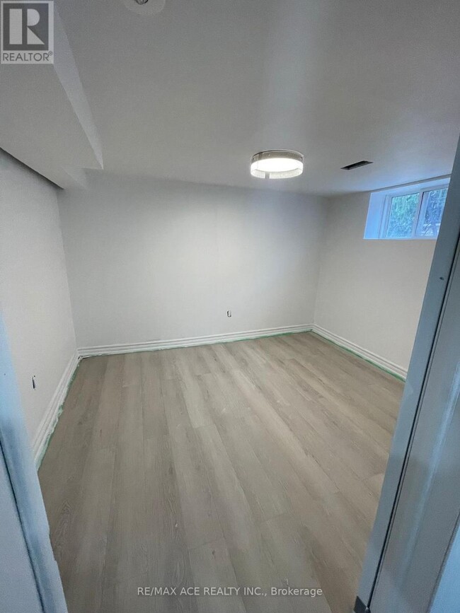 101 Flora Dr in Toronto, ON - Building Photo - Building Photo