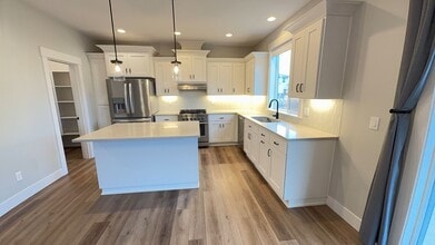 1001 Keystone Loop NE in Keizer, OR - Building Photo - Building Photo