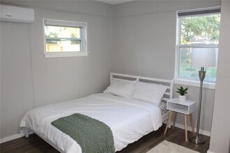 6027 1st Ave S, Unit A in St. Petersburg, FL - Foto de edificio - Building Photo