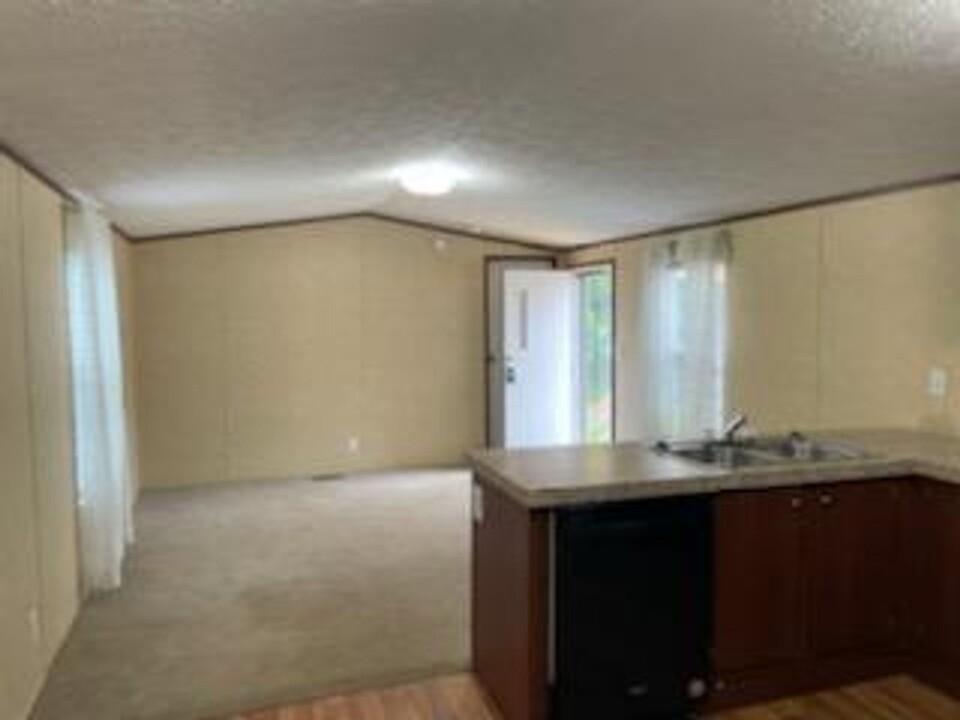 1000 Dickinson MHP in Charleston, WV - Building Photo