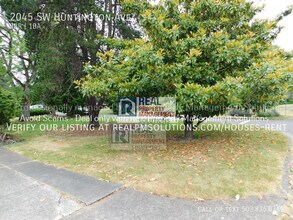 2045 SW Huntington Ave in Portland, OR - Building Photo - Building Photo