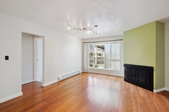 370 Imperial Way, Unit 218 in Daly City, CA - Building Photo - Building Photo
