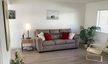 Palms Village in Visalia, CA - Foto de edificio - Building Photo