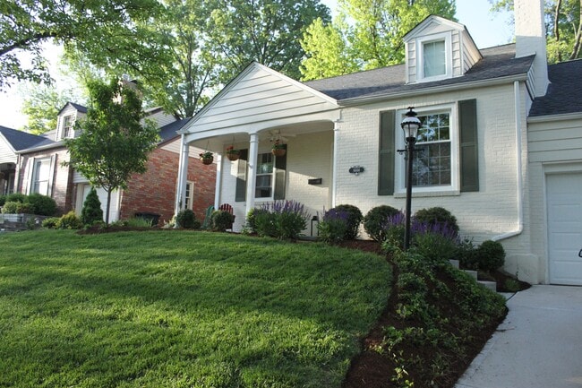 8666 Rosalie Ave in Brentwood, MO - Building Photo - Building Photo