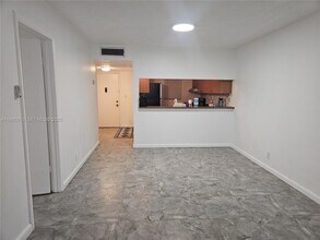 7610 Stirling Rd in Hollywood, FL - Building Photo - Building Photo