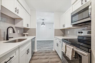 2125 Augusta Dr in Houston, TX - Building Photo - Building Photo