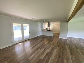 400 Corona Dr in Lafayette, LA - Foto de edificio - Building Photo