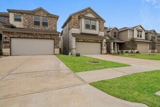 7915 Fijian Cypress Dr in Cypress, TX - Foto de edificio - Building Photo