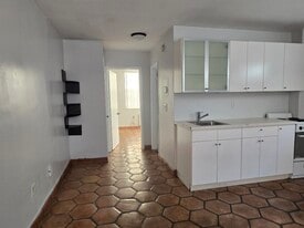 949 Pennsylvania Ave, Unit 311 in Miami Beach, FL - Building Photo