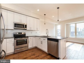 1431 Brown St-Unit -4 in Philadelphia, PA - Building Photo - Building Photo