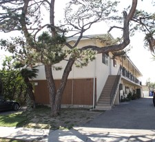 5737 Willowcrest Ave in North Hollywood, CA - Foto de edificio - Building Photo