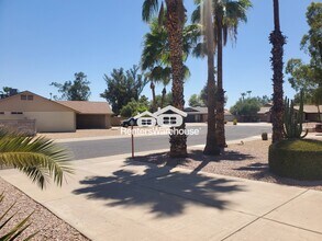 5136 E Tierra Buena Ln in Scottsdale, AZ - Building Photo - Building Photo