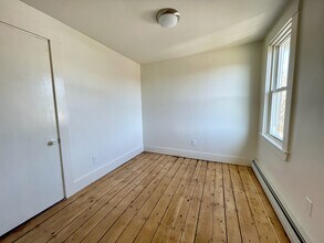 15 Winthrop St in Hallowell, ME - Building Photo - Building Photo