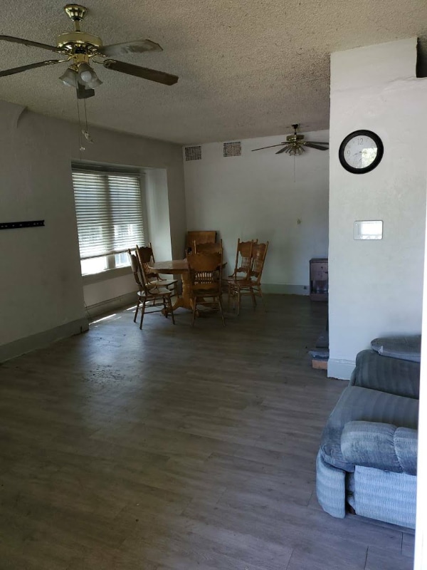 921 N Main St in Alturas, CA - Foto de edificio - Building Photo