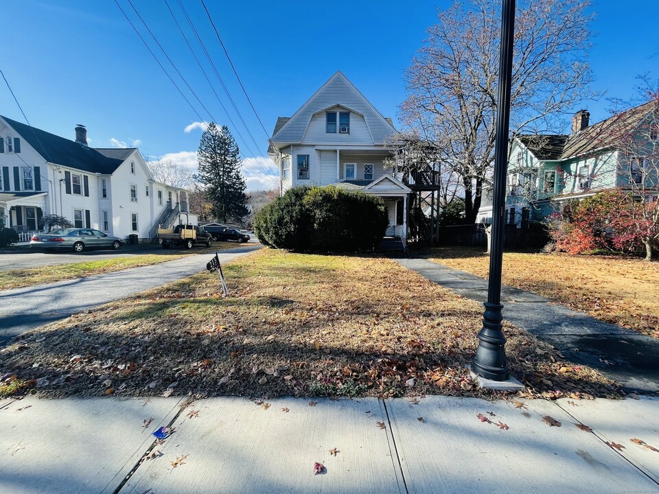 213 Wakelee Ave in Ansonia, CT - Building Photo