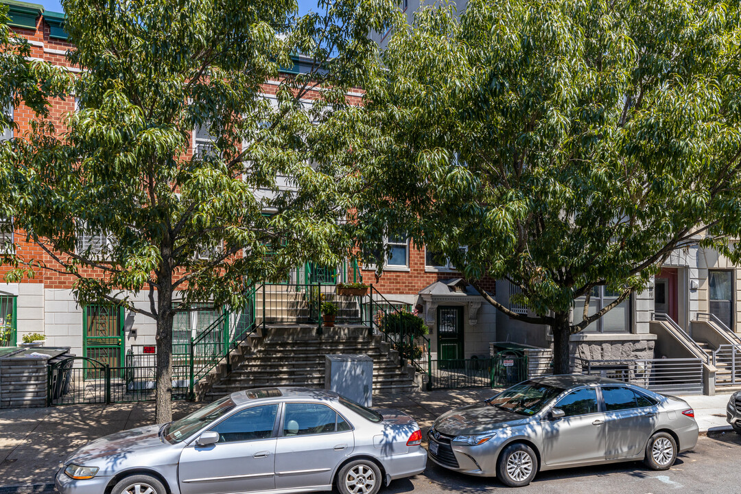 113 W 117th St in New York, NY - Building Photo