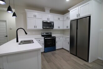 201 W Arcadio Padilla Service Rd in Elsa, TX - Building Photo - Building Photo