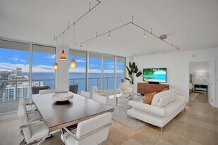 6365 Collins Ave, Unit 3208 in Miami Beach, FL - Building Photo