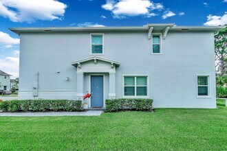 235 SE Woodbark St in Port St. Lucie, FL - Foto de edificio - Building Photo