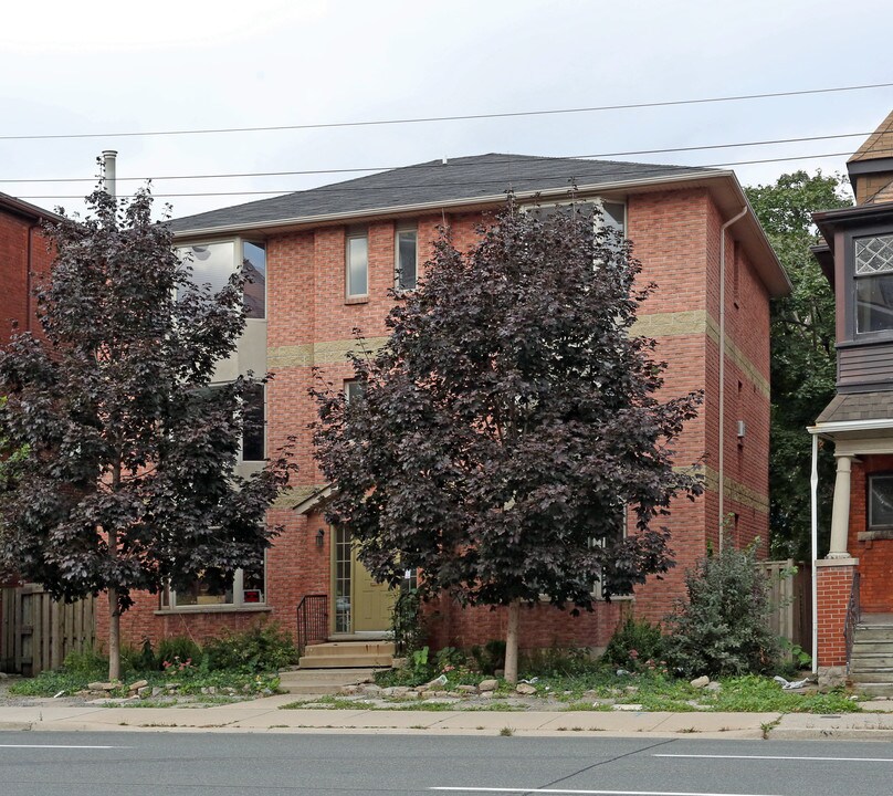 62 Victoria Ave S in Hamilton, ON - Building Photo