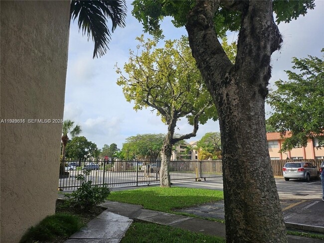 10641 SW 108th Ave in Miami, FL - Building Photo - Building Photo
