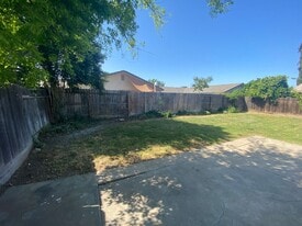 1036 Mirror Lake Dr in Merced, CA - Building Photo