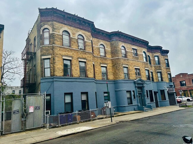 879 Knickerbocker Ave in Brooklyn, NY - Building Photo - Building Photo