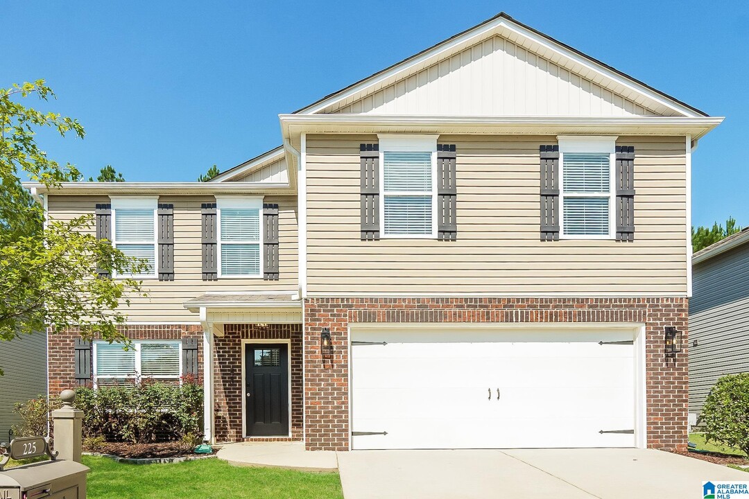 225 Chesser Reserve Dr in Chelsea, AL - Building Photo